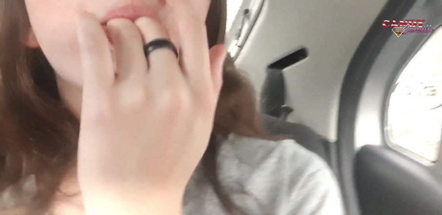 Candy Camille: Nadržená teenagerka masturbuje ve skutečné veřejné uber