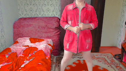 Kitty_Cross: 弯下腰的沙漠舞者大屁股女男孩角色扮演者模特辣娘娘腔