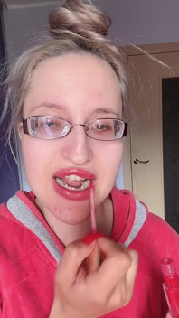 Asmr comendo batom rosa banana - fetiche labial, fetiche por alimentos, óculos de batom