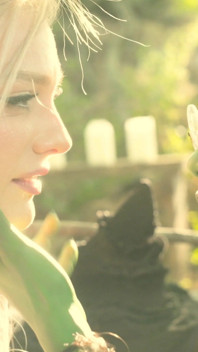 Ana Foxxx se folla a Kenna James con un consolador verde gigante y se corren juntos, parodia de cosplay porno