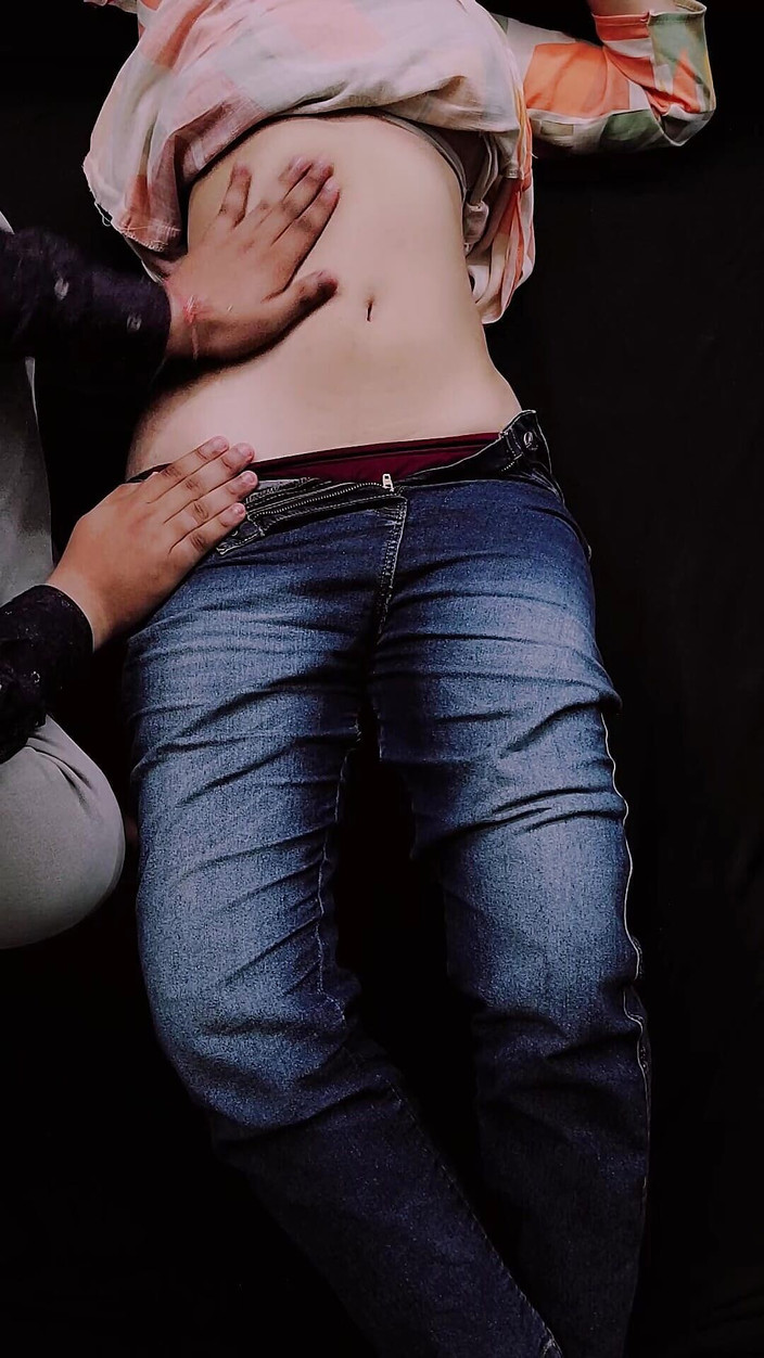 Vicky Thakur: Desi ragazza indiana pancia e strofinamento del corpo 7