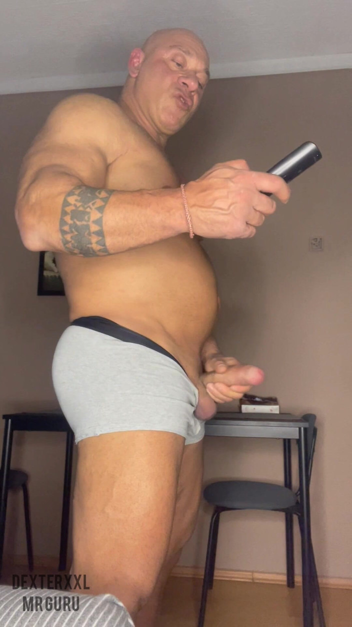 Mr. Guru: Domnul Guru culturistul masturbează. Spermă solo