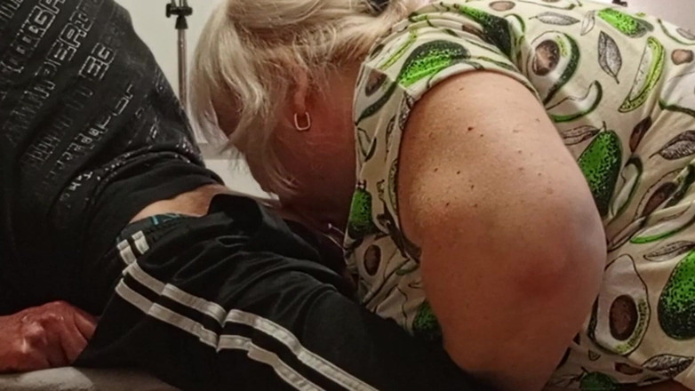 Zona901: Madrasta me dá um boquete para que eu goze na...