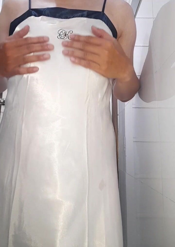 Naomisinka: Saten beyaz uzun iç çamaşırı fetişi boşalma