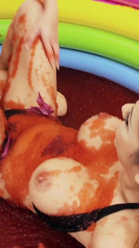Dans une piscine remplie de gel, elle joue avec la chatte de son amie