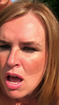 Sexy MILF ehefrau summer rose mit dicken titten wird draußen von ihrem ehemann gefickt