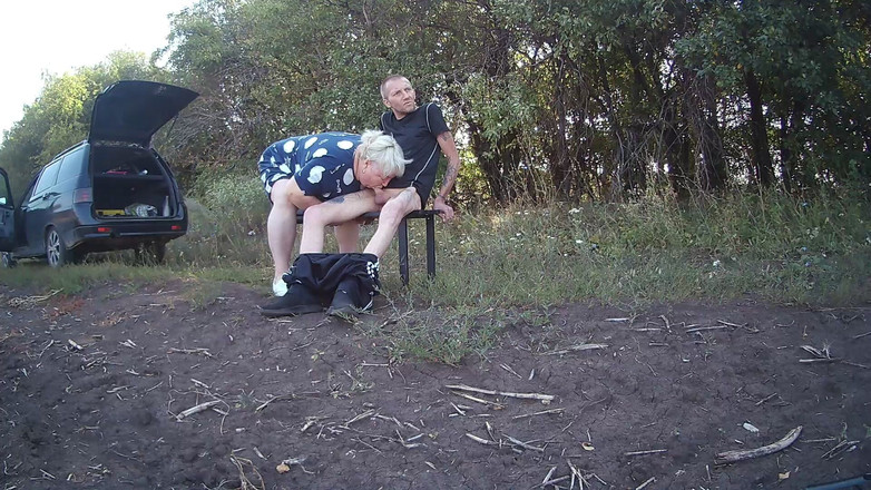 Zona901: Soacra într-un parc îmi masturbează pula până când ejaculez