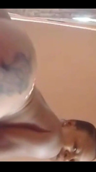 Snažil se jí odtrhnout telefon, ale nemůže odolat jejímu velkému zadku
