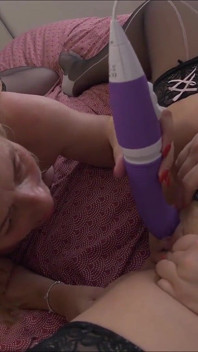 Mamele sexy ale conacului 7 o fac pe Vicky lipicioasă
