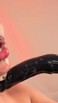 J’étire ma bite au fond de ma gorge diabolique, une uvule, une grosse bouche, une longue langue, de gros seins et de la salive sur mon visage