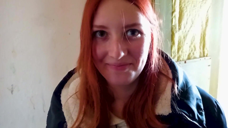 SweetAndFlow: Neukte me in het trappenhuis terwijl ouders thuis waren - sperma...
