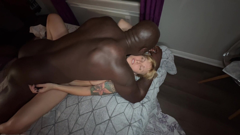 Cutikatxoxo: Soția sexy face laba cu picioarele și fute o pulă neagră