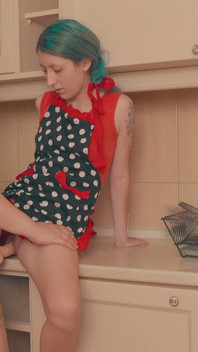 Kitchen counter strapon - madrasta pega enteada e assume