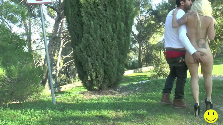 French Amateur Porn: Une blonde à forte poitrine se fait enculer dans le parc