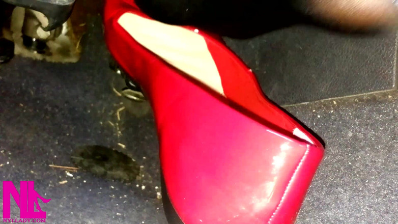 Nyllady: Bombeo de pedal y relajando mis pies manguerados en pisos...