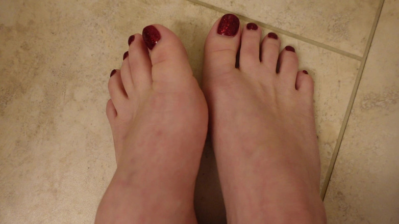 Deanna deadly: Snelle nieuwe Pedicure pronk met glitterrode teennagels