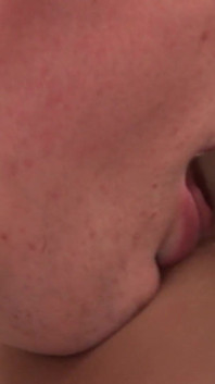 Dva hřebci se navzájem šukají na stole