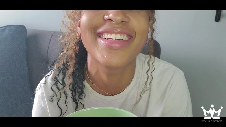 Mya Mula Goddess: 生意気な巨人女があなたの小さな友達を食い尽くす、次はあなた?