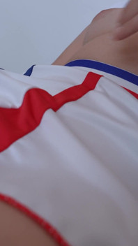 Ta cheerleaderka uwielbia brać kutasa głęboko w swojej cipce