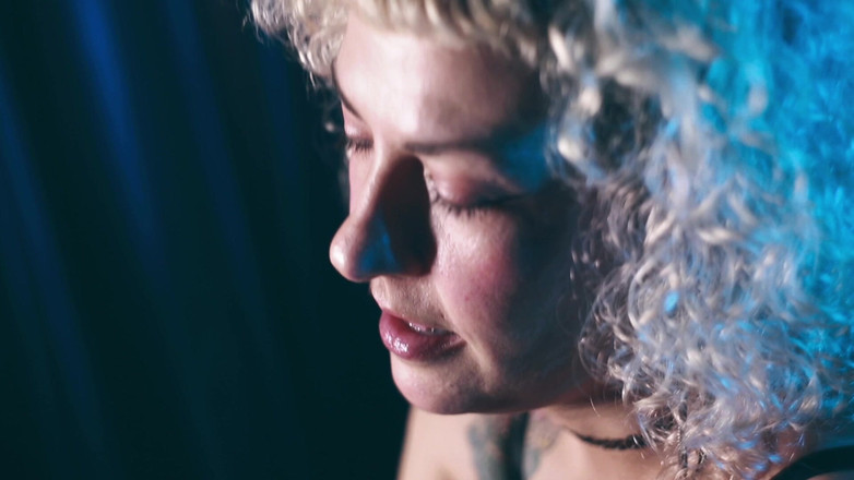 MariLou Moreira: Odbijając się na gigantycznym dildo jednorożca