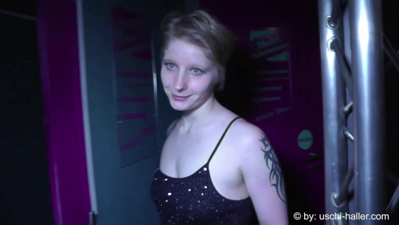 Club Express: Sonja Sweet Haciendo Una Mamada En Un Cine Porno Alemán