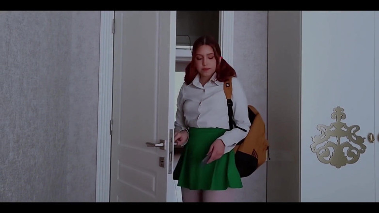 Mila Daisy: Fată studentă de 18 ani în ciorapi ejaculează atingându-și curul în timp ce...