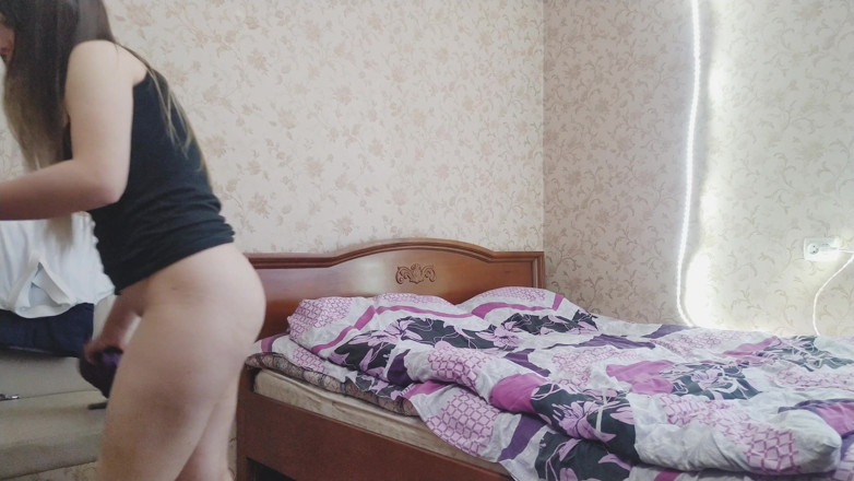 Teen and Milf Female Sex: Nella mia camera da letto, la mia ragazza si spoglia...