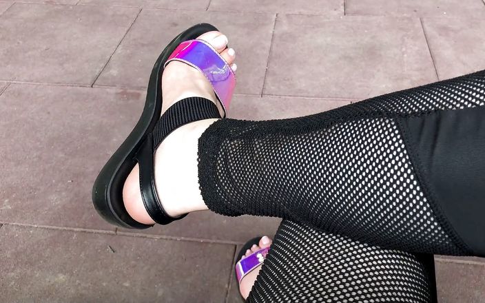 Goddess Misha Goldy: 我的新亮凉鞋和脚趾在户外挑逗