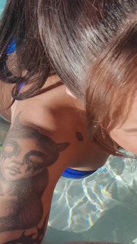 Riesige gesichtsbesamung am pool für ebenholz hottie - nina White