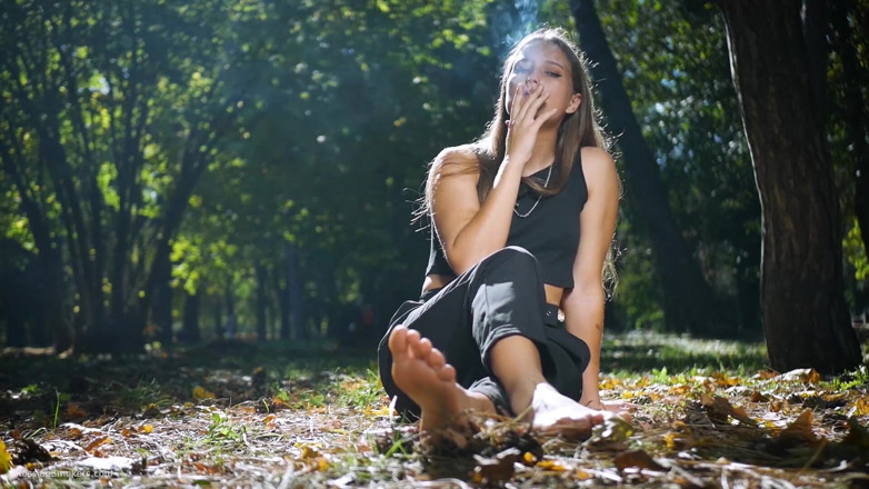 Russian Smokers: Förförisk rysk skönhet som röker cigarett i studio