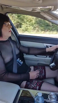 Crossdressing sissy jalang matang memandu sepenuhnya terdedah