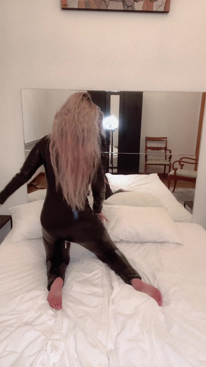 FinDom Goaldigger: セクシーなドレスプレミアムエシションを着る