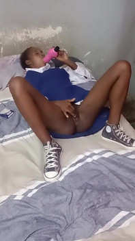 Preta estudante puta brinca com buceta e chupa vibrador rosa