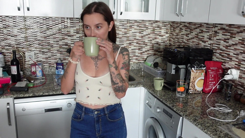 Ghomestory: Šťavnatá ass fit brunetka! Kouření do krku a šukání na kuchyňském...