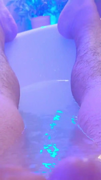 Kaki hobi berbulu memancut mani dalam tab mandi