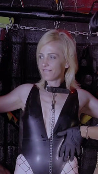 Parte 1: Scarlett siendo dominada y desesperada por su liberación