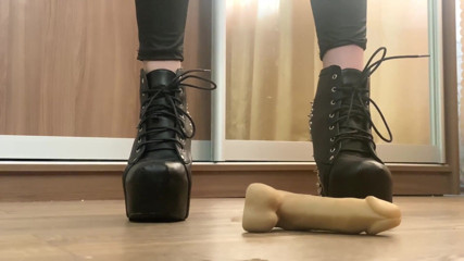 Hairypussyangel: นางฟ้าสาวโหดลงโทษควยและไข่ด้วยส้นสูงหนังและโลหะ