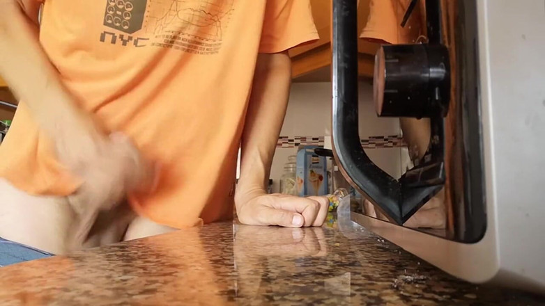 Rafael Torreano: Schau zu, wie ich auf der küchentheke abspritze