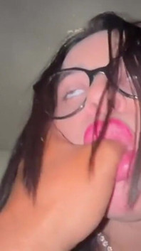 Dala jsem svou kundičku bez kondomu na penis, on vyvrcholil do mé růžové kundičky plné mléka