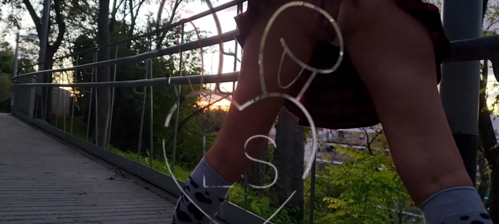 TheloveStory: Une blonde en plein air prend son pied dans les...