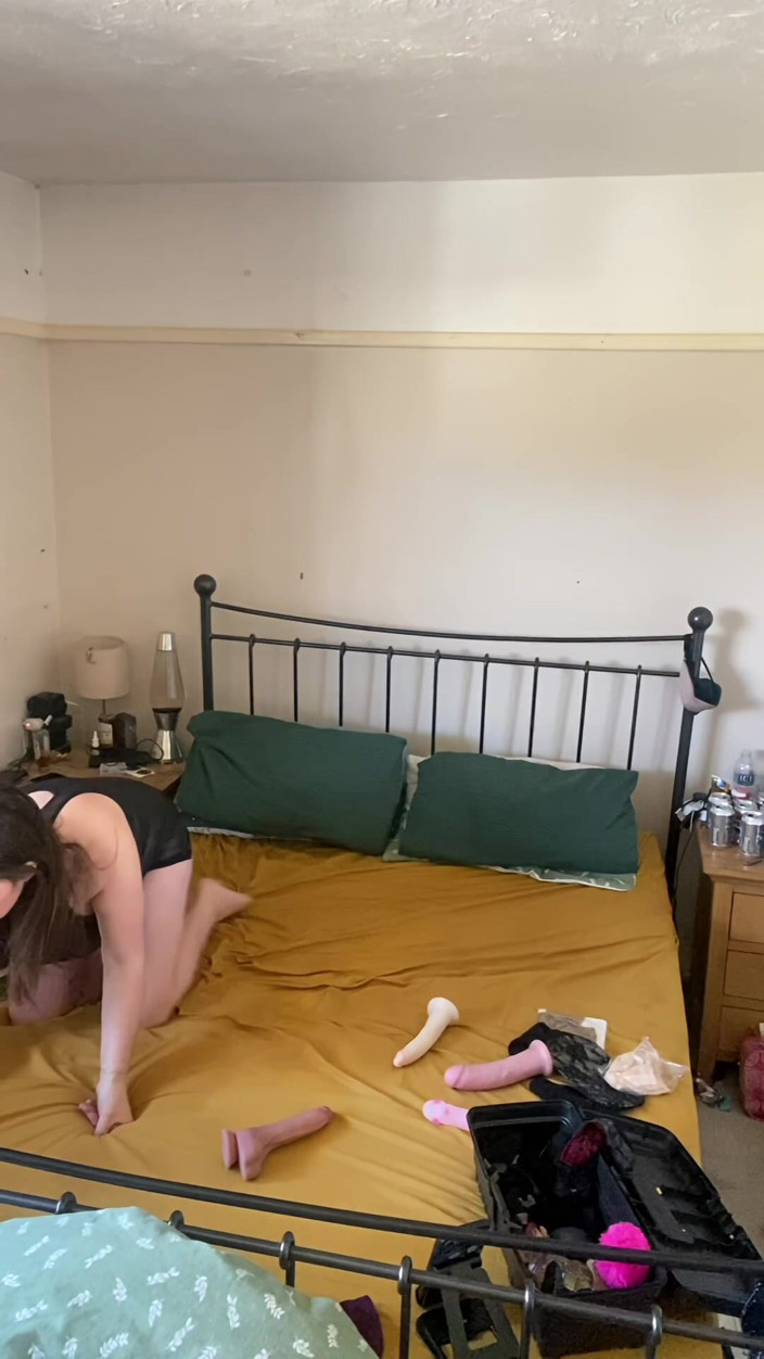 Frequentmasturbation: Filmări cu camera de securitate din dormitor