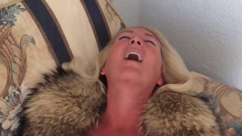 The Orgasm Queen: Thủ dâm trong áo khoác lông thú và vớ nylon của...