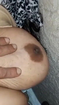 청소하는 동안 새엄마가 침대 밑에 갇혀있을 때 애널 따먹기 꽉 조이는 후장
