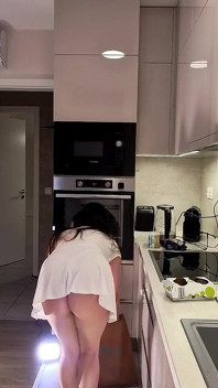 大きな胸、大きなお尻、熱くて可愛い、美しい新妻がキッチンでGストリングを外してきつく剃られた秘部を見せる