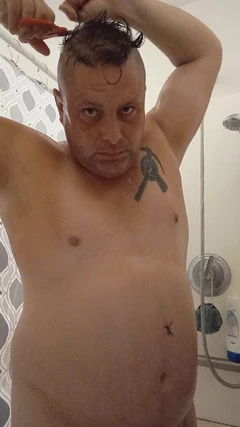 Ben duş alırken saç tıraşı