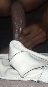 Allargando il mio culo con un enorme dildo