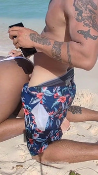 Non Mi Interessa Che Siamo Sulla Spiaggia, Ti Scoperò Ancora Nel Culo Scopando La Figliastra