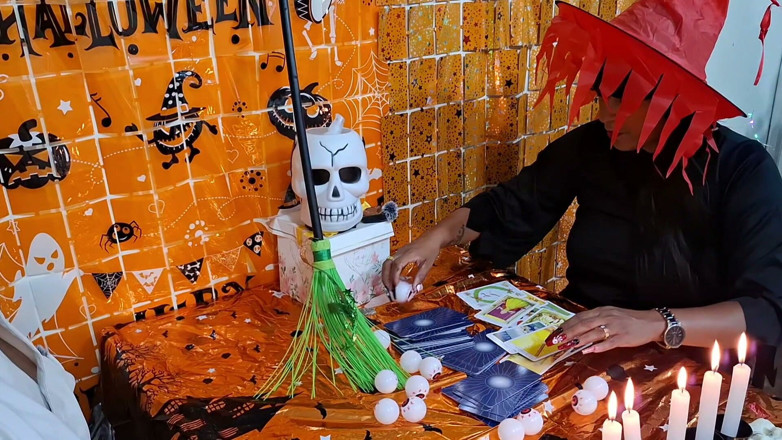 Lady: Jävla en vacker bystig och storrövad häxa på Halloween