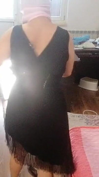 素人女性が服を試着したり、裁断したりして楽しんでいる
