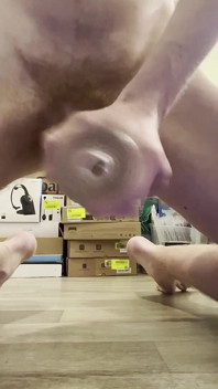 หนุ่มควยใหญ่ช่วยตัวเองแรงๆ กับ Fleshlight และดิลโด้ยาว 21 ซม.